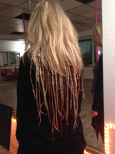 Serpent Rouge Dreads Dreadlocks Synthetic Dreads Rastazopfe Congas Cornrows Cyberlocks Fur Cosplay Afro Frisuren Festivals Konzerte Mittelaltermarkte